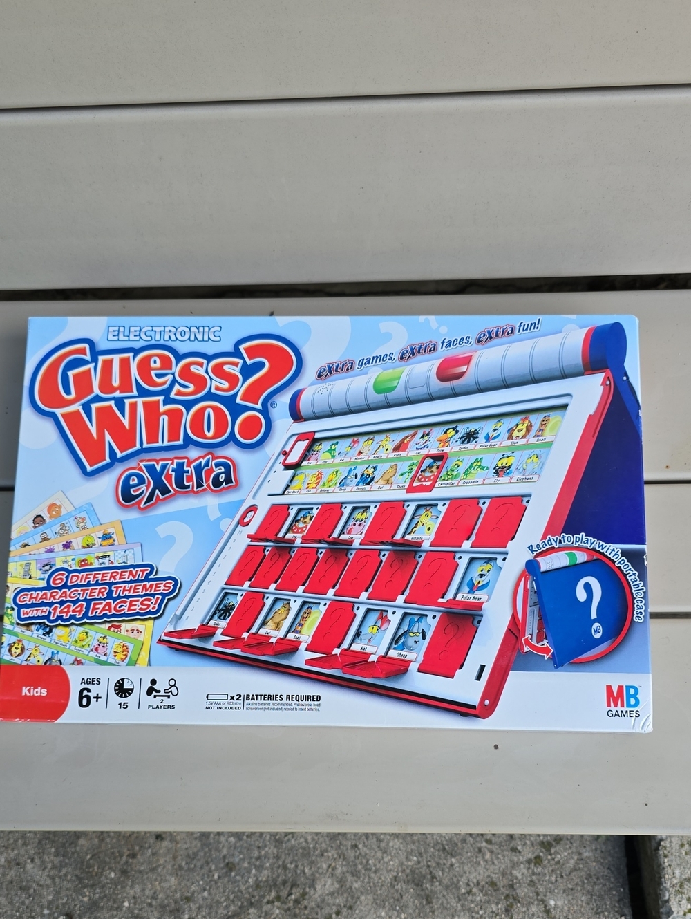 Hasbro Guess Who? Extra Electronic Game - Blue Frame with Red Panels